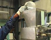 ミキサーにチップを投入